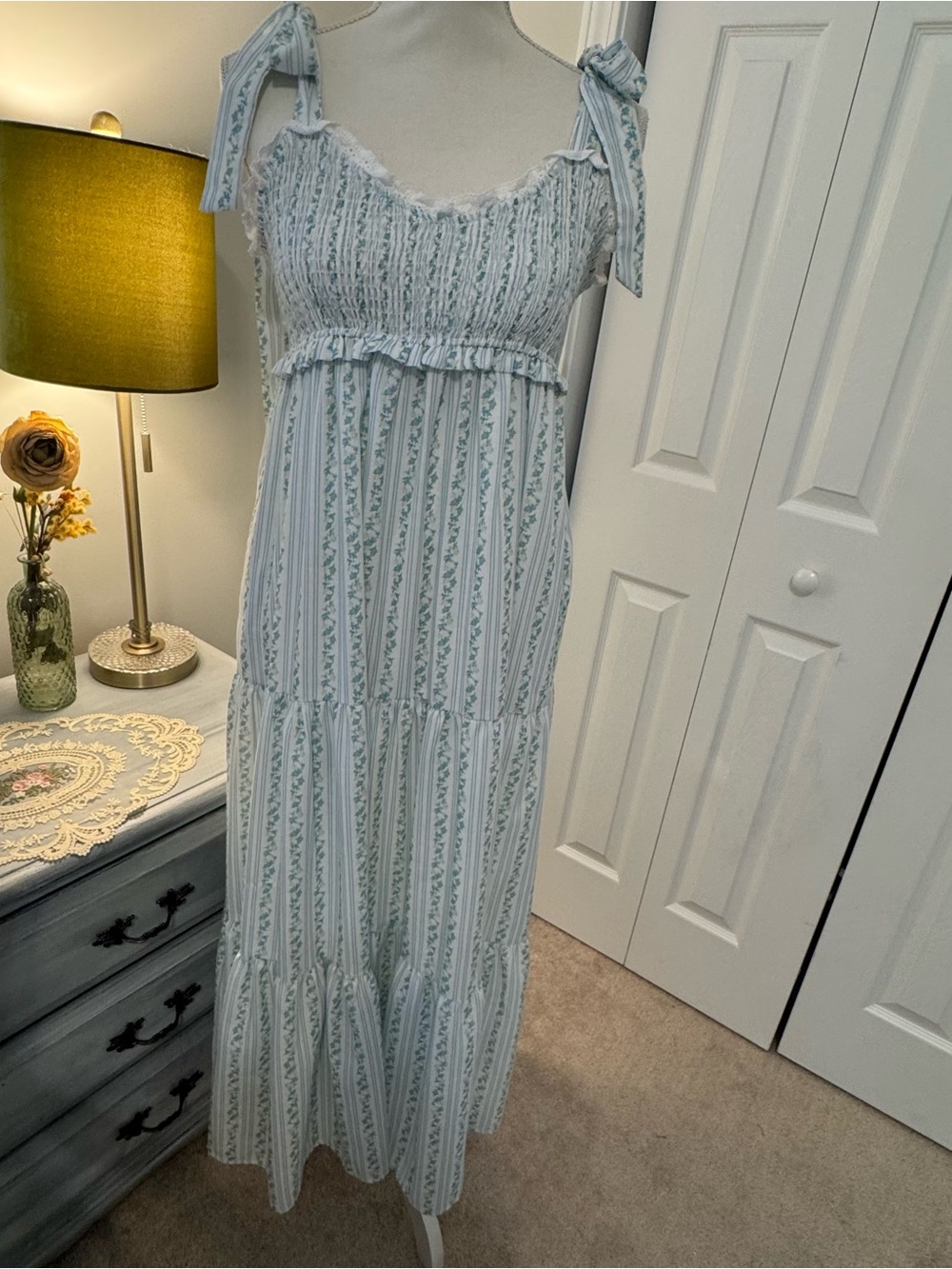IVORY & BLUE FLORAL STRIPED SMOCKED TIE-SHOULDER MAXI DRESS | SIZE LARGE